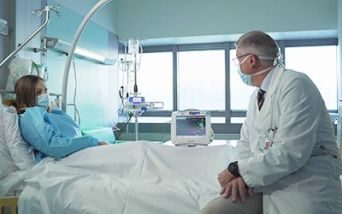 Il dottor D'Antiga insieme a una paziente con sindrome di Crigler-Najjar trattata con la terapia genica