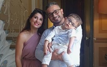 Il piccolo Simone insieme ai suoi genitori
