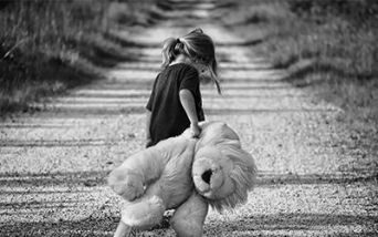 Negato il centro estivo a bambina con disabilità gravissima: non ci sono infermieri per assisterla