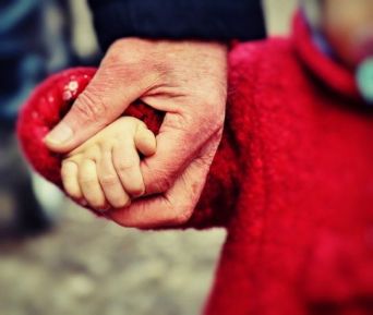Caregiver familiari, lavoratori a tempo pieno invisibili a tutti