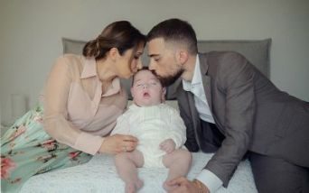 Il piccolo Vincenzo con i suoi genitori